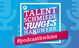 Das Bild zeigt ein buntes Logo mit dem Text "Talentschmiede Junges Handwerk" und Mikrofon-Symbolen im Hintergrund. Hashtag: #podcasthwkms.